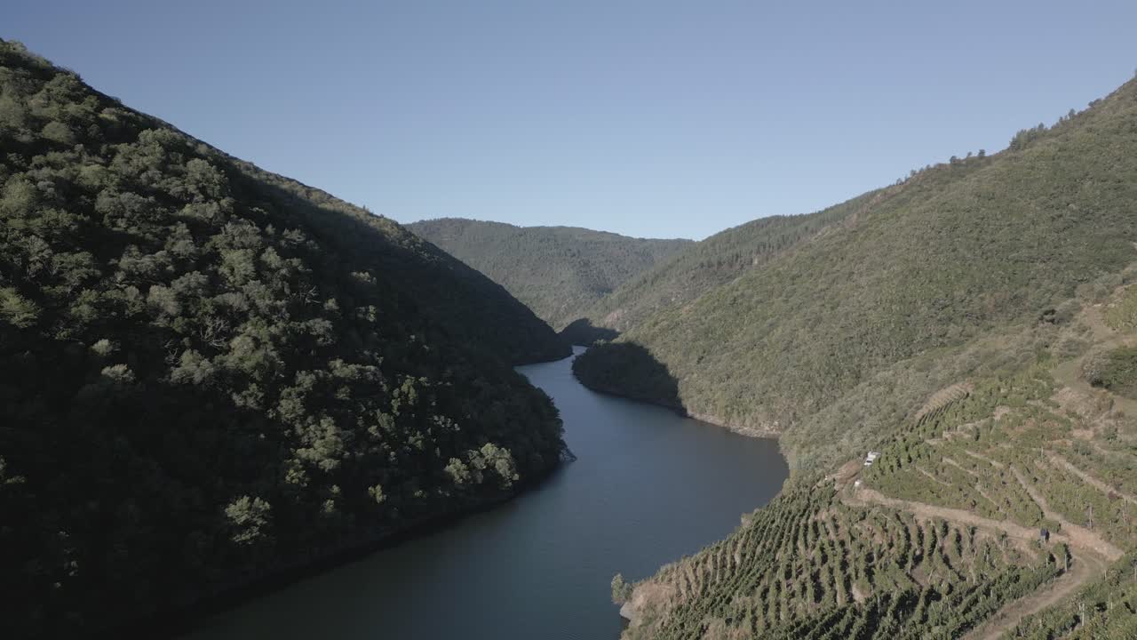 Riprese con drone del Canyon del Sil con vigneti a Ribeira Sacra, Spagna.