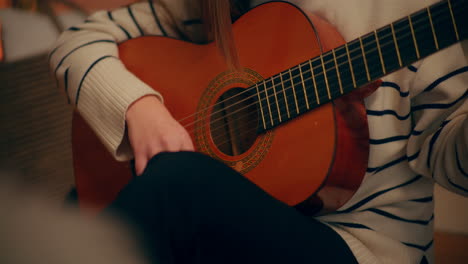 mujer tocando la guitarra escribiendo canciones componiendo música