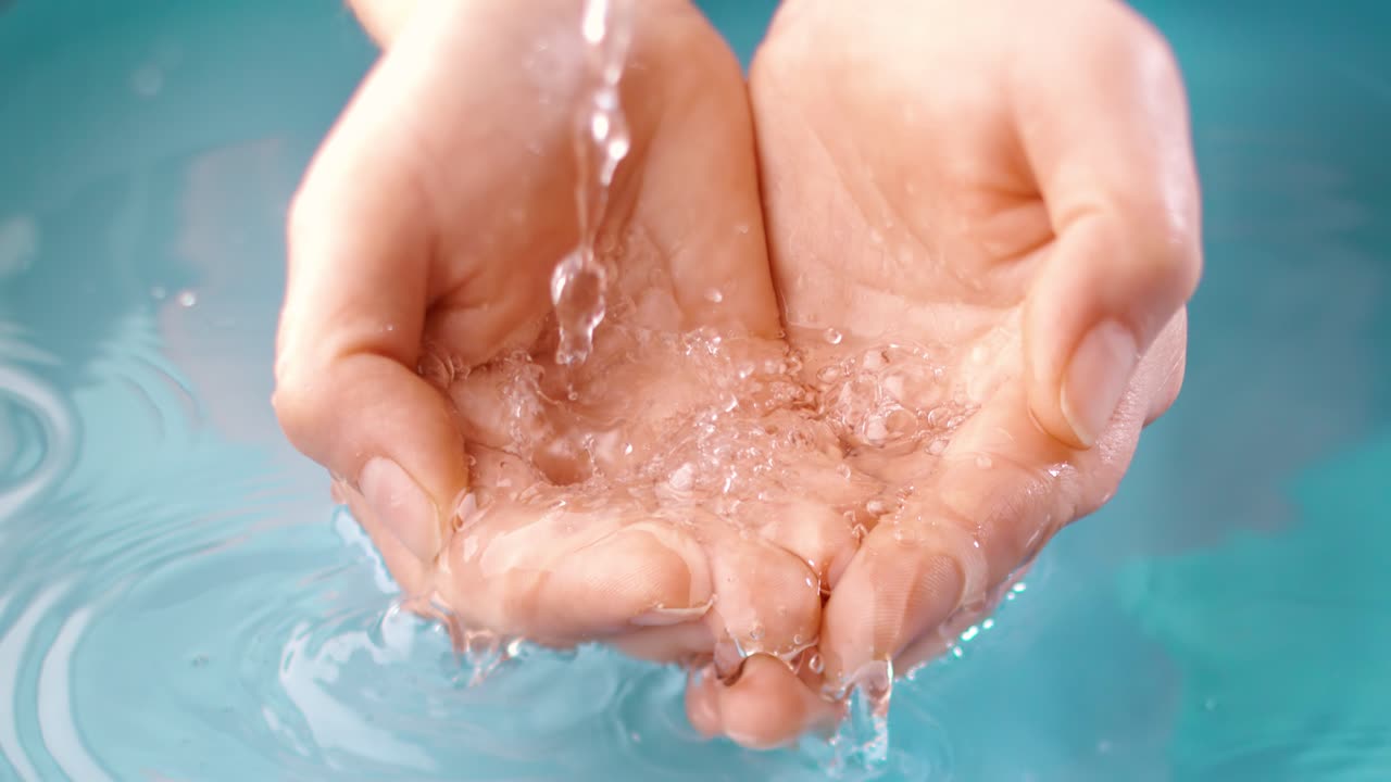 물을 고 있는 손의 클로즈업