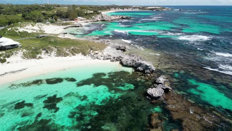 Rottnest-Longreach-Bay,-Australia:-Aguas-Turquesas-Con-Costa-Escarpada---Antena