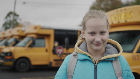 Porträt-Einer-Studentin-Vor-Dem-Hintergrund-Eines-Typischen-Gelben-Schulbusses