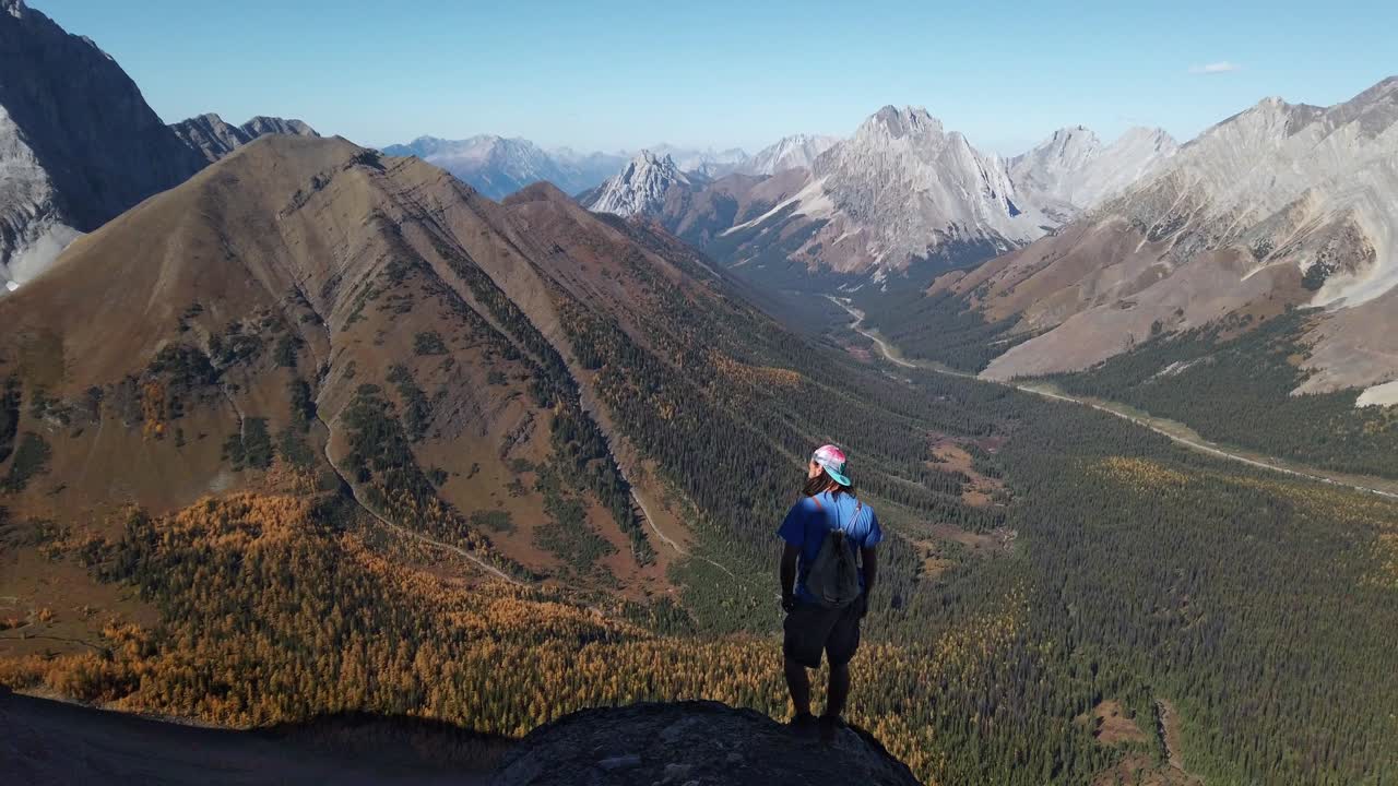 excursionista admirando viendo cordillera valle pan kananaskis alberta canada