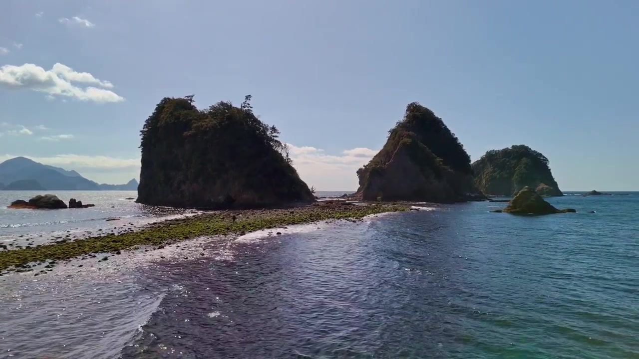 Upea dronekuva vangitsee kuuluisan tombolo-maasillan, joka ilmestyy laskuveden aikaan Sanshiron saarten välissä Dogashimassa, Izussa, Japanissa
