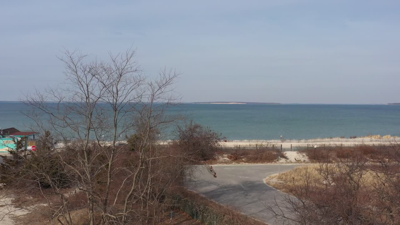 вид с воздуха на пляж месчатт на реке пеконик, лонг-айленд, штат нидерланды