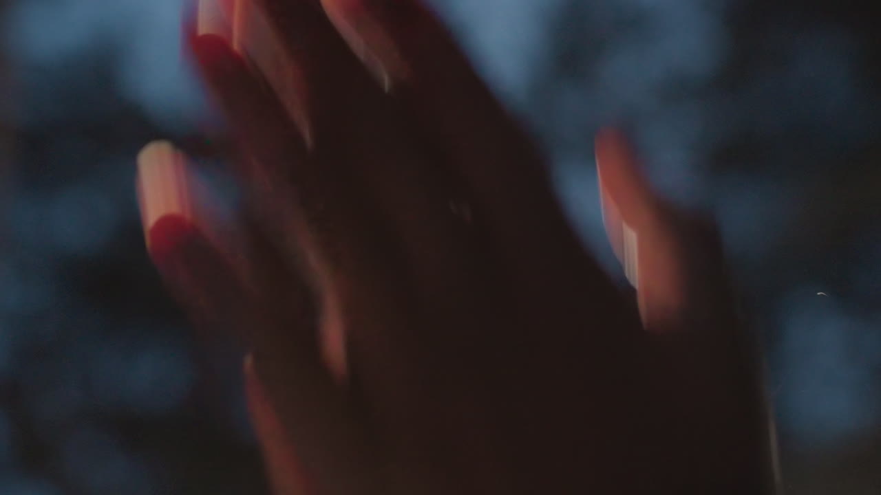 tranquilidad en la oración vespertina, reflexión serena nocturna acompañada de devoción espiritual y esperanza, sesión de oración vespertina tranquila con reflexión silenciosa y espiritualidad sincera al aire libre