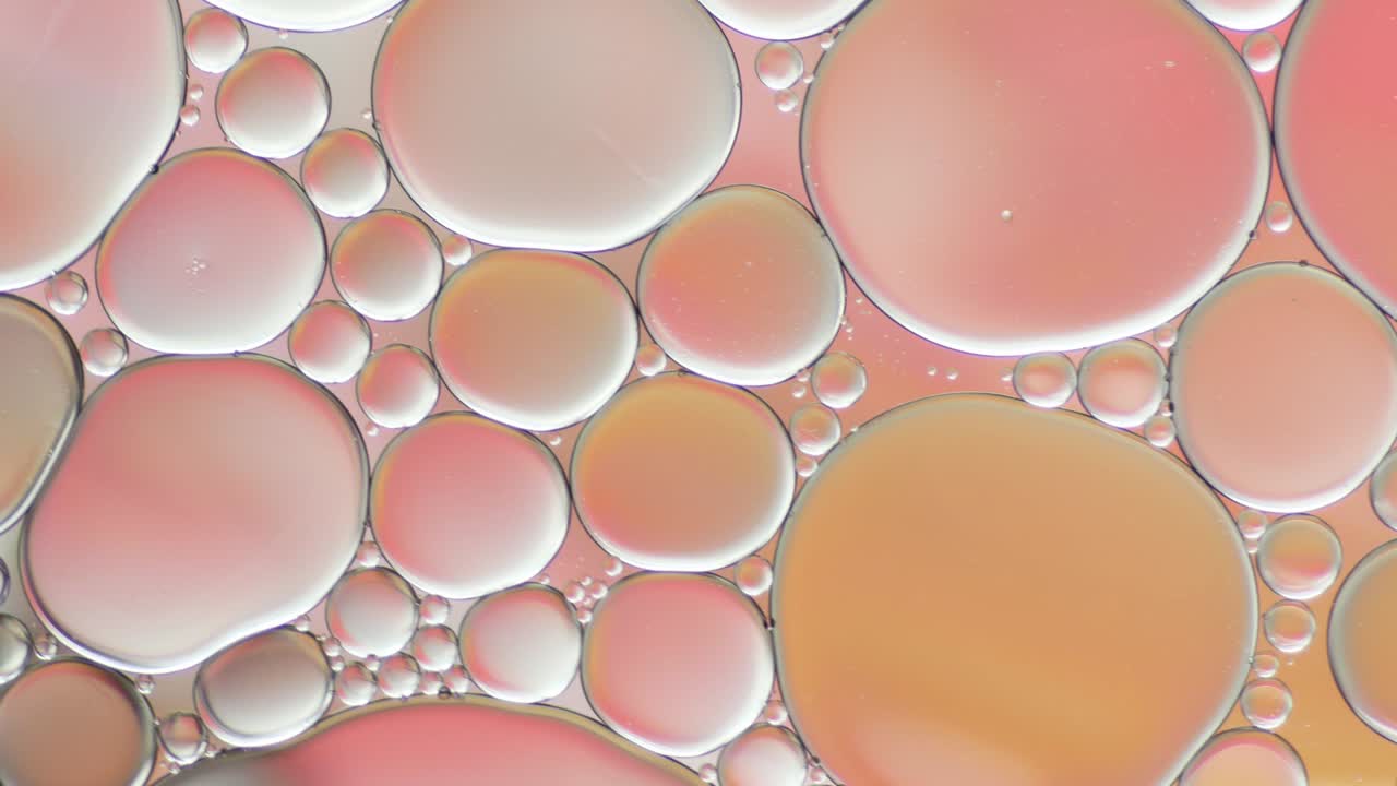 물 위에 떠다니는 기름방울의 다채로운 예술적.