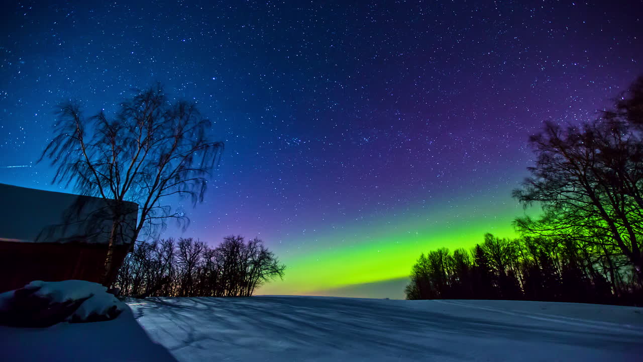 toma de lapso de tiempo de 5k de estrellas en movimiento en el cielo colorido y luces polares verdes brillantes durante el frío día de invierno en la noche - luna llena brillante y estrellas fugaces voladoras
