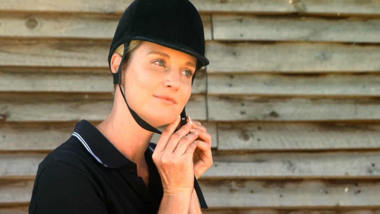 mujer con casco protector 4k