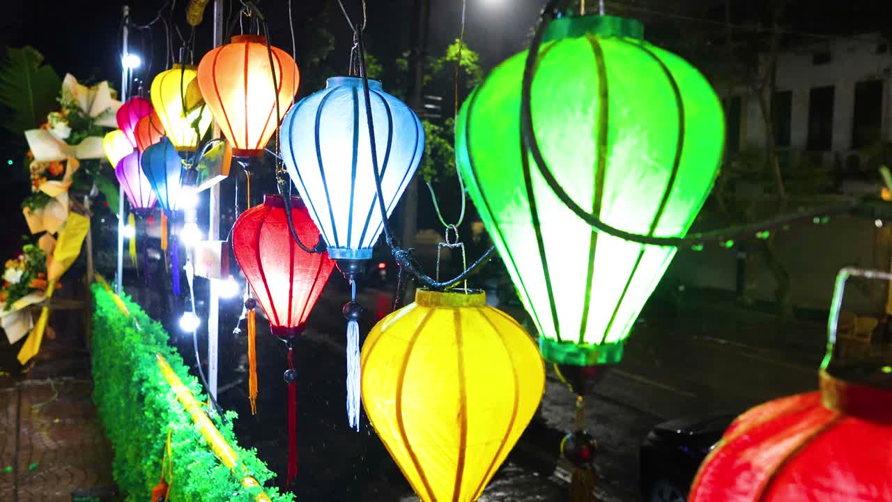 linternas vibrantes iluminan una calle en hanoi