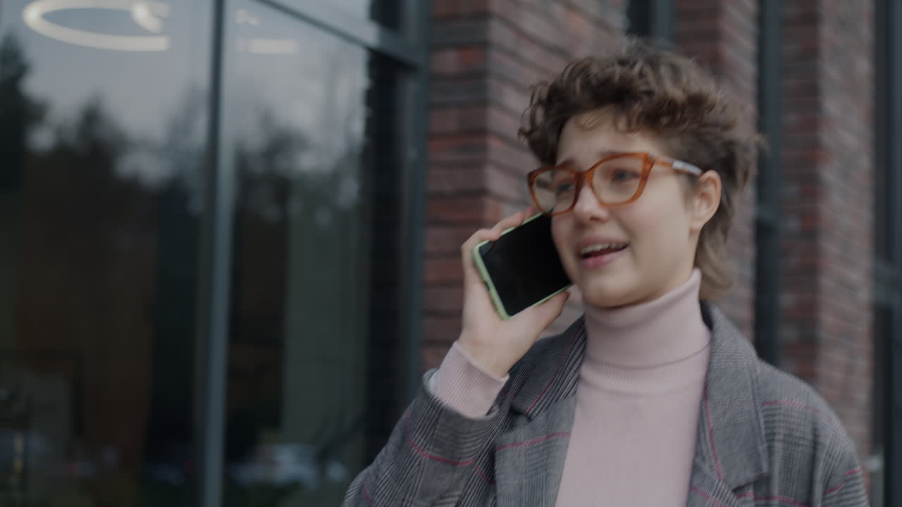 mujer hablando por teléfono al aire libre