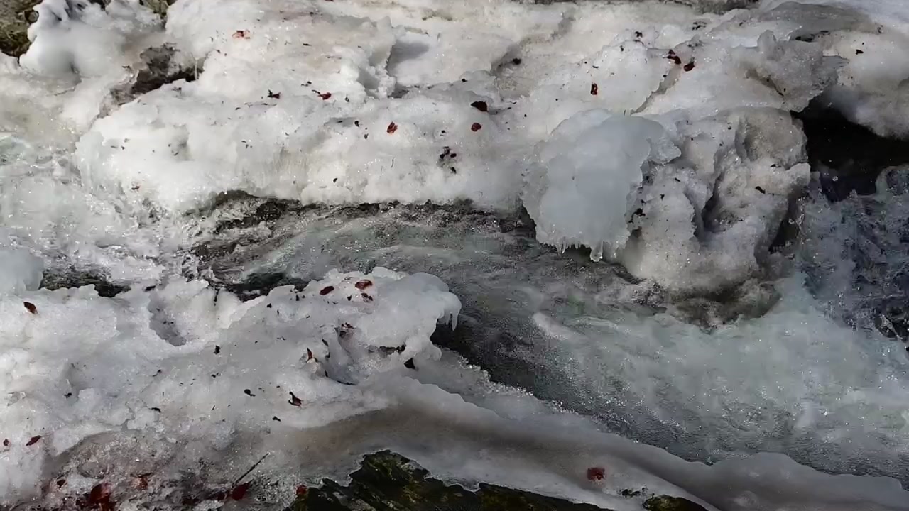 banchi di ghiaccio del torrente durante l'inverno