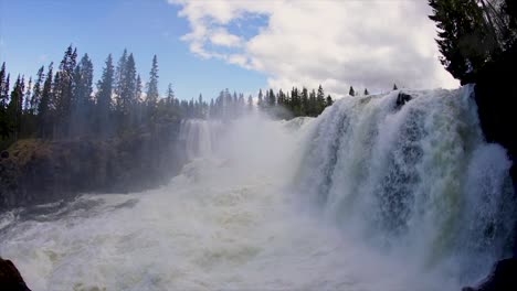 video en cámara lenta la cascada de ristafallet en la parte occidental de jamtland está catalogada como una de las cascadas más hermosas de suecia.
