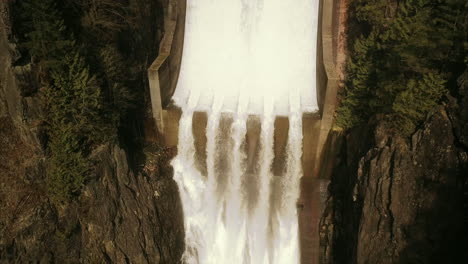 Luftaufnahme-Des-Wassers,-Das-Vom-Unteren-Teil-Des-Damms-Fällt