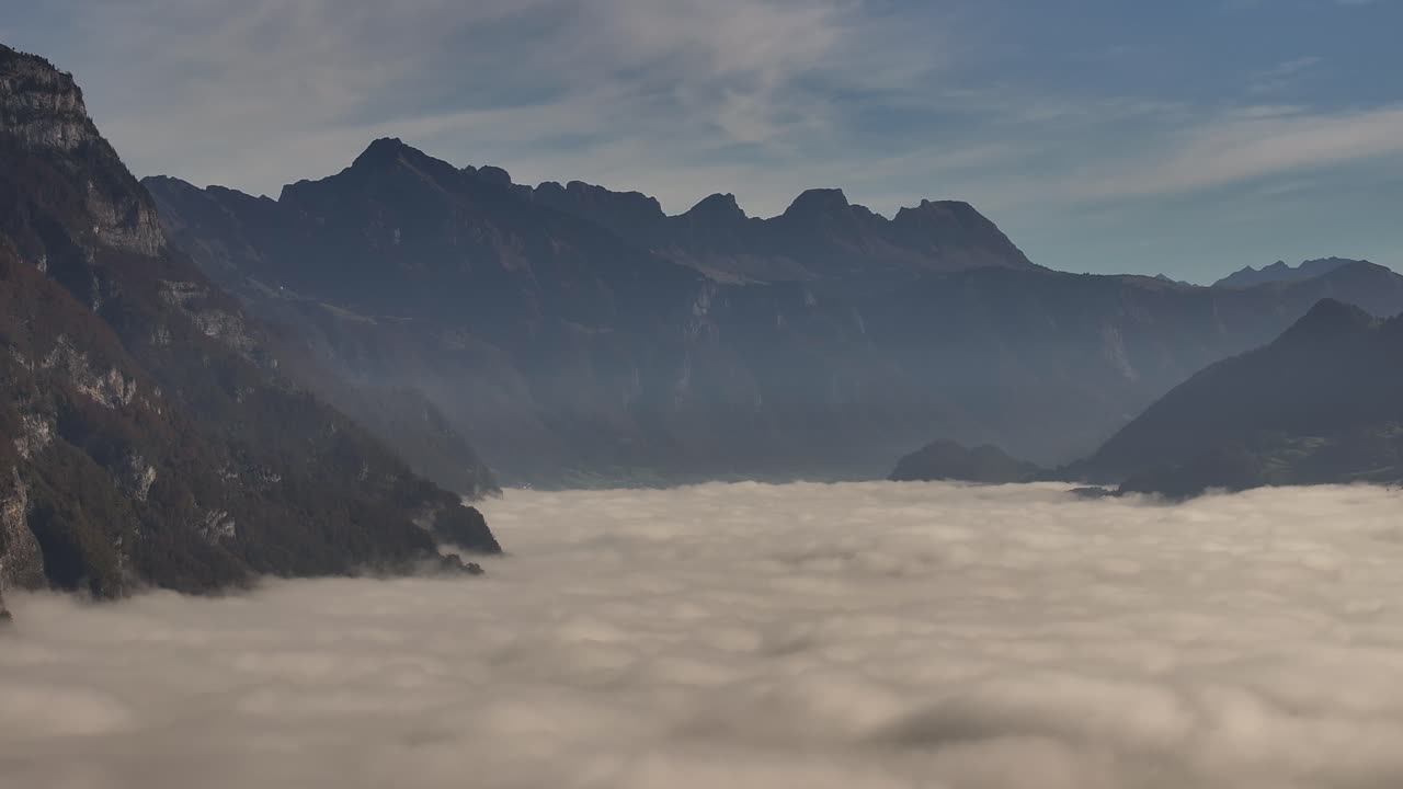 구름 위의 산들