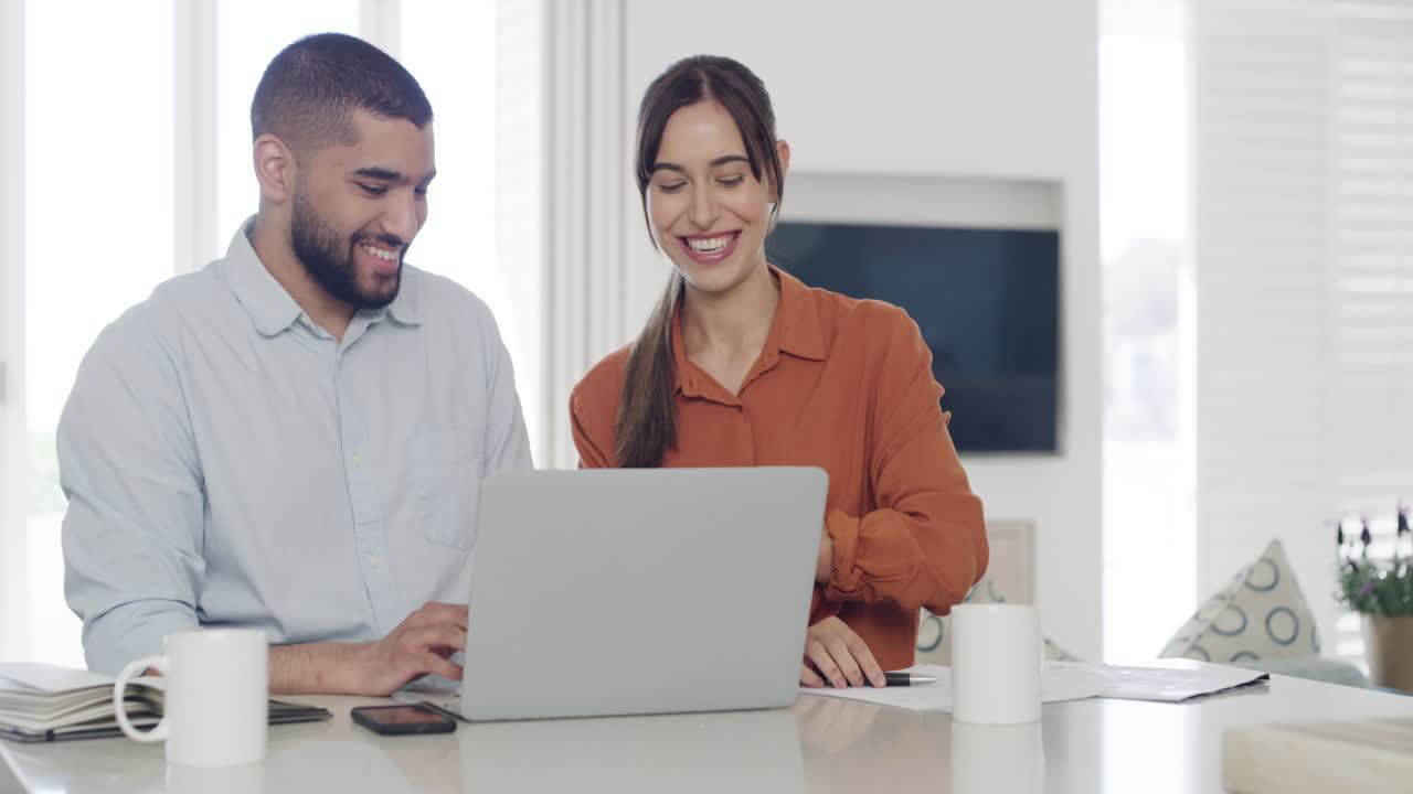 Joven pareja latina feliz chocando las cinco