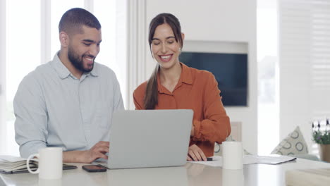 una joven pareja latina feliz dándose una alta.