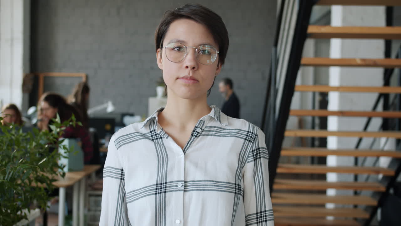 mujer en un entorno de oficina moderno