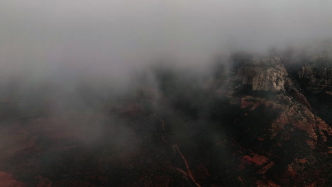 nubes de niebla que cubren las formaciones rocosas rojas en sedona, arizona