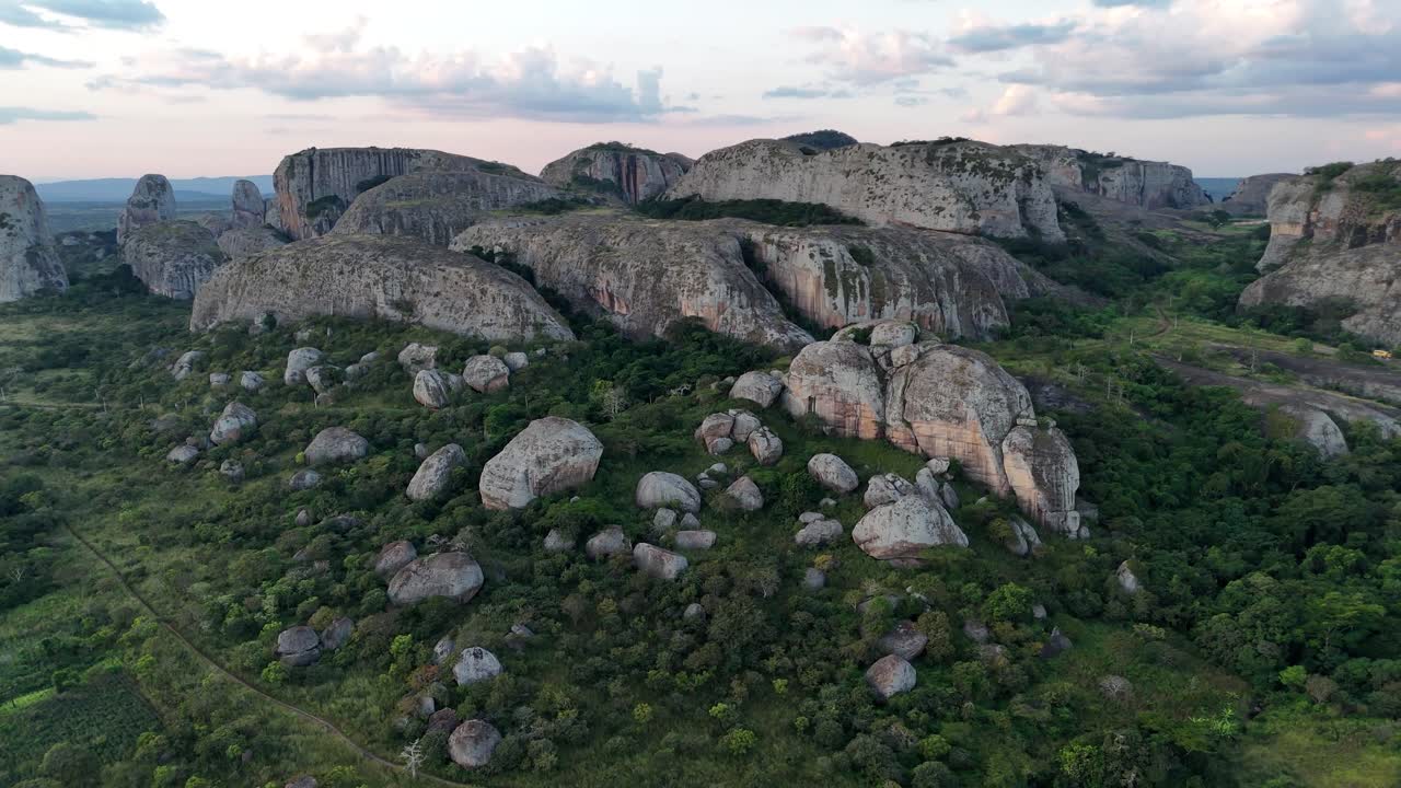 Vista aerea cinematografica al tramonto delle rocce nere di Pungo Andongo a Malanje, Angola