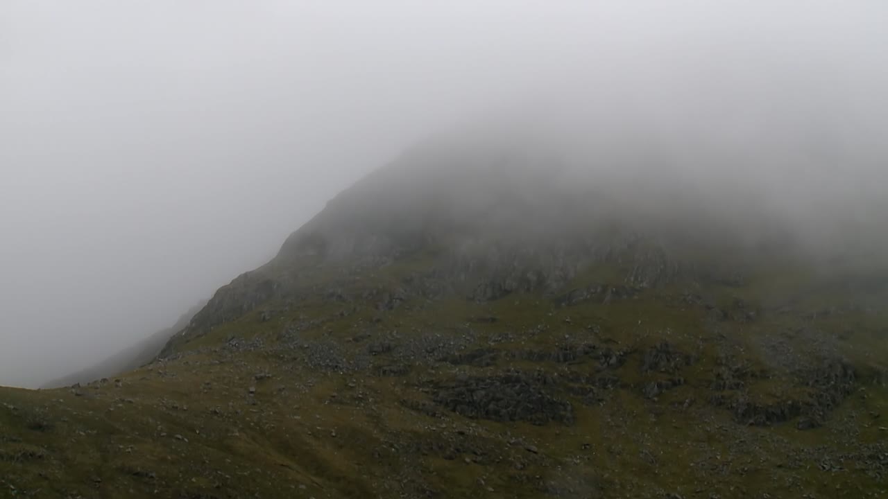 una toma de la niebla y la niebla rodando sobre una montaña cerca del pueblo de tarbert en la isla de harris, parte de las islas hébridas exteriores de escocia