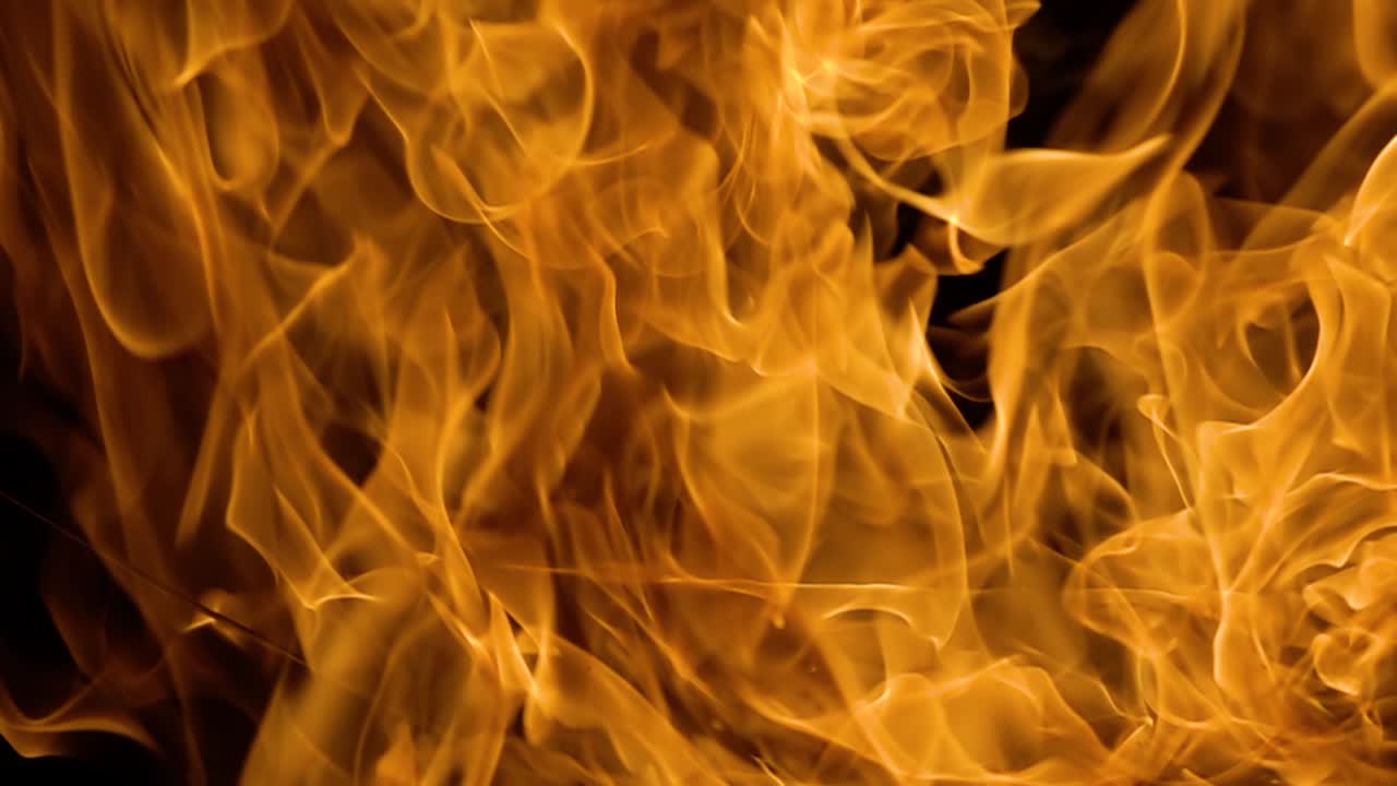 пламя огня на черном фоне в замедленном движении