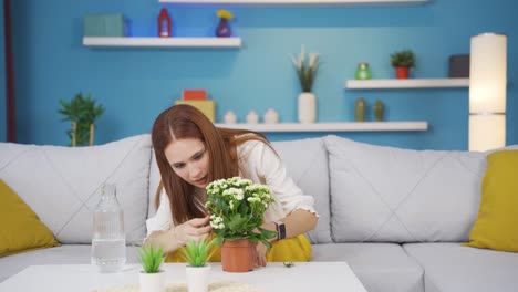 Junge-Frau,-Die-Zu-Hause-Blumen-Gießt.-Er-Ist-Glücklich-Und-Genießt-Es.