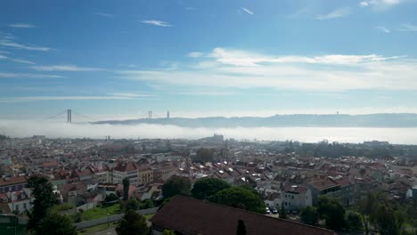 Vogelperspektive-Auf-Lissabon-Mit-Der-Brücke-25-De-April,-Die-Aus-Einem-Nebligen-Fluss-Auftaucht