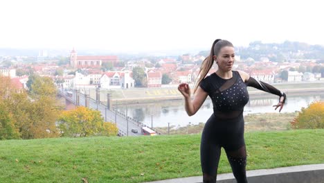 cerca de una bailarina bailando afuera frente a una increíble vista de la ciudad
