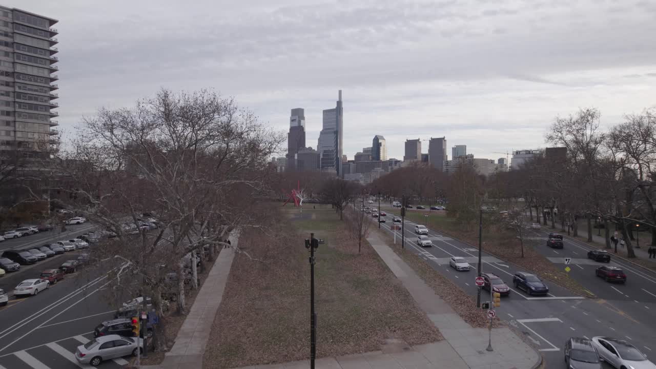 el horizonte de filadelfia - 4k volando pov con la estatua de juana de arco en primer plano