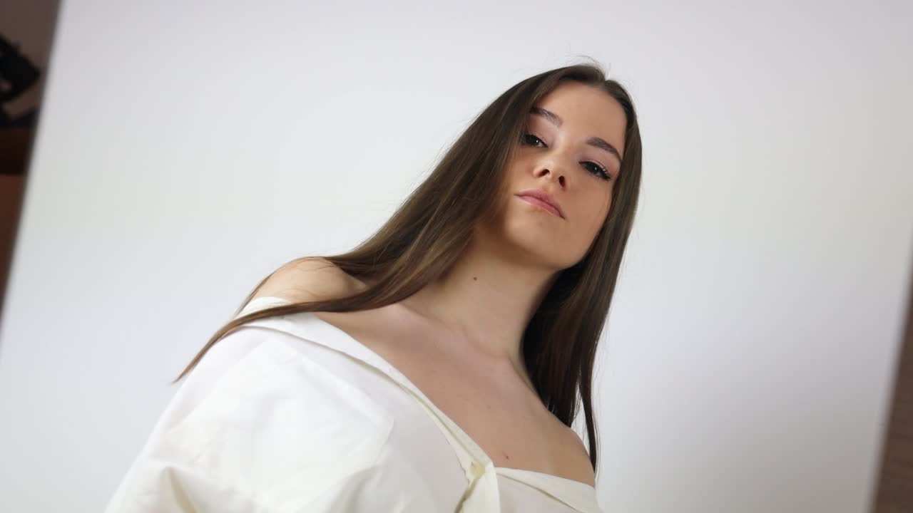 joven modelo caucásico posando y moviéndose frente a un espejo