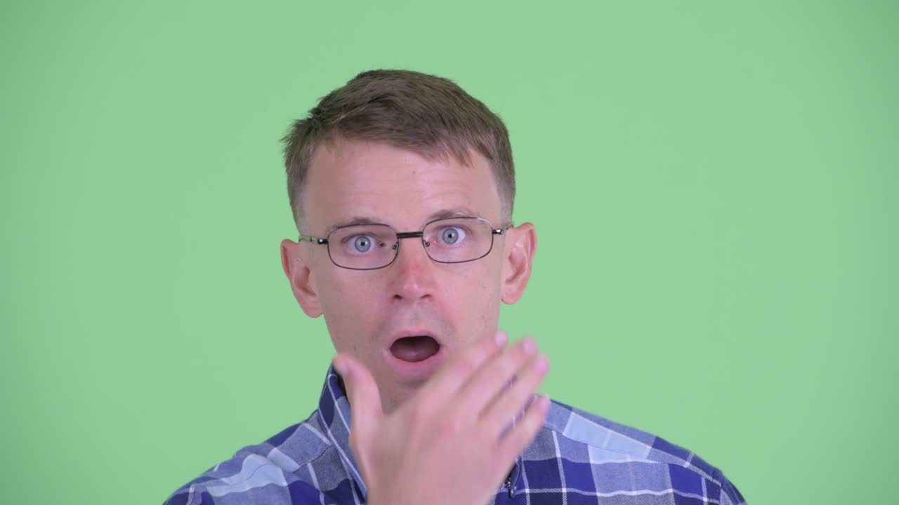 retrato de un hombre hipster con gafas