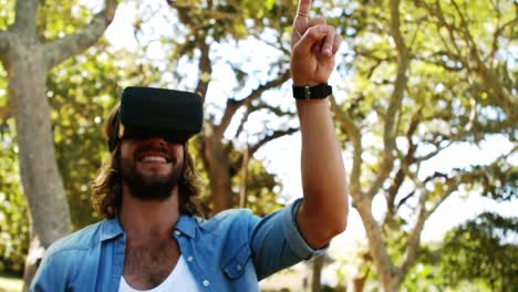 hombre usando gafas virtuales