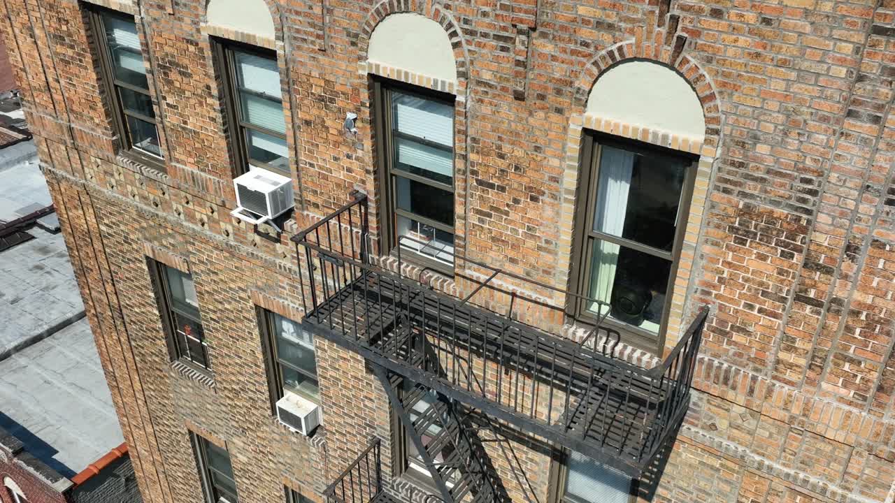 escalera de incendio fuera de un viejo edificio de apartamentos de ladrillo en la ciudad de nueva york
