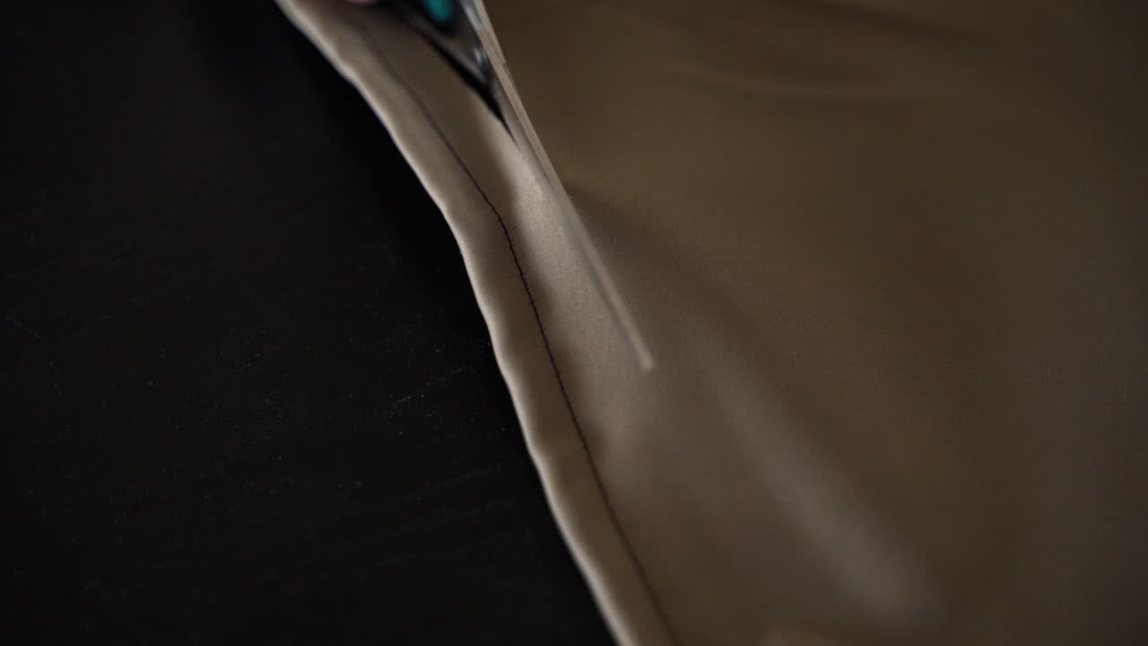 corte de material de cuero para la costura, vista de cerca