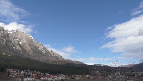 Felsige-Berglandschaft-Im-Zeitraffer-Bewegende-Wolken-In-Rumänien