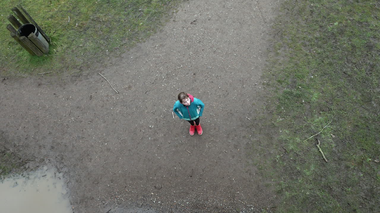 하늘을 올려다보고 숲의 과거에 그녀의 눈을 감고 잠겨있는 소녀