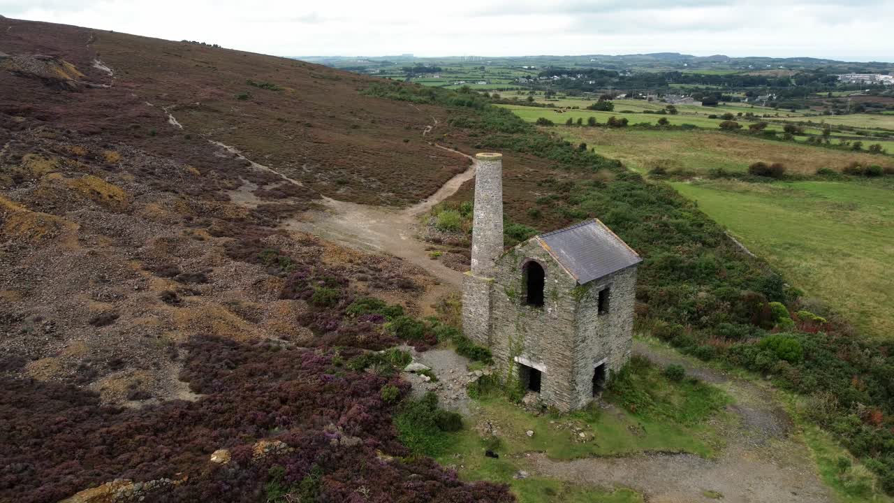 parys montaña abandonada chimenea de ladrillo molino de minería de cobre ruina de piedra vista aérea empuje descendente
