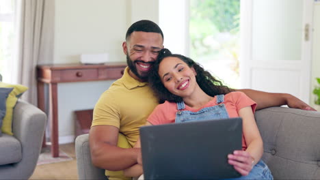 relajarse, el amor y la pareja feliz con el portátil en un sofá