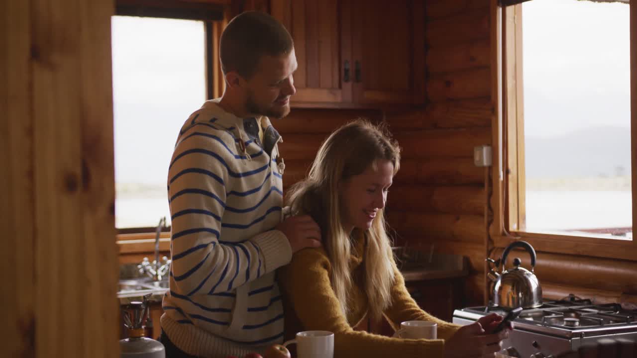 pareja caucásica pasando tiempo en casa juntos