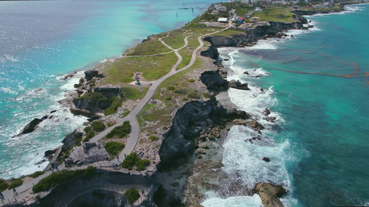 aerial drone flyover punta sur, isla mujeres 생태 공원, 바위 바가의 해안가, 멕시코