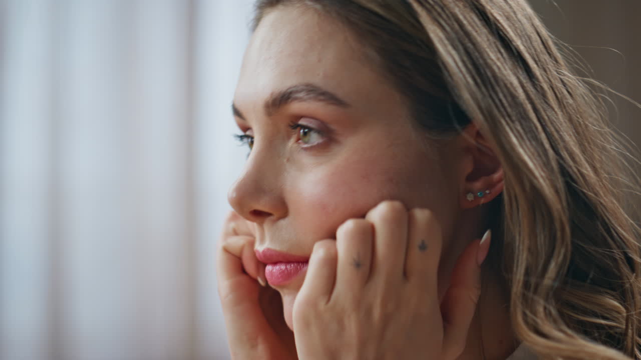 Retrato de una mujer joven y bella