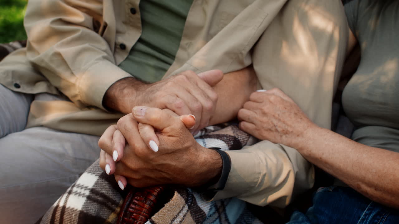 una pareja de ancianos tomados de la mano.