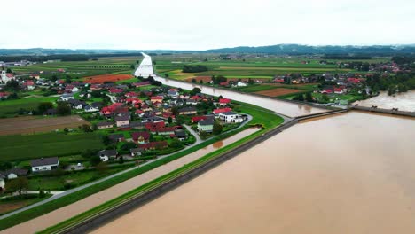 horripilantes imágenes aéreas de drones 4k de aldeas inundadas en podravje, eslovenia, durante agosto