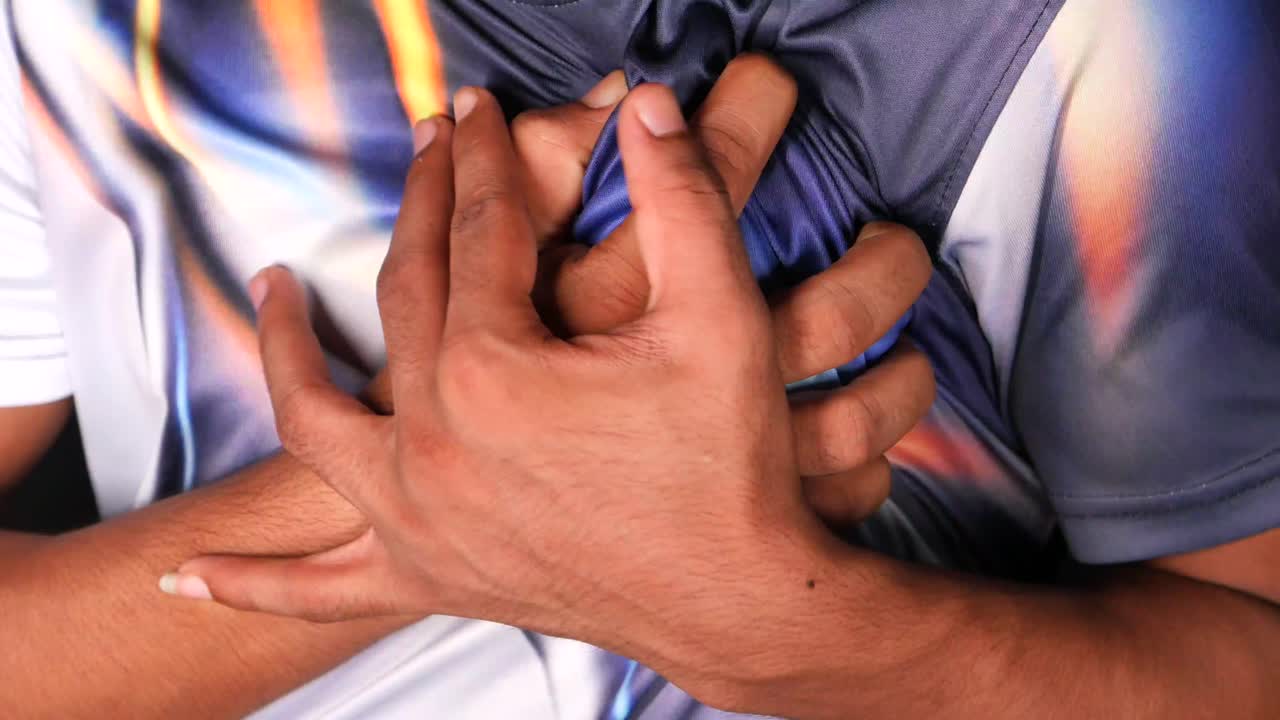 hombre que sufre de dolor en el pecho: signos y síntomas de un ataque cardíaco