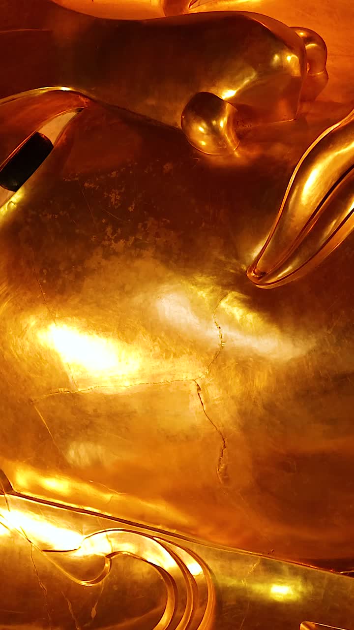 estatua dorada de buda reclinado en wat pho