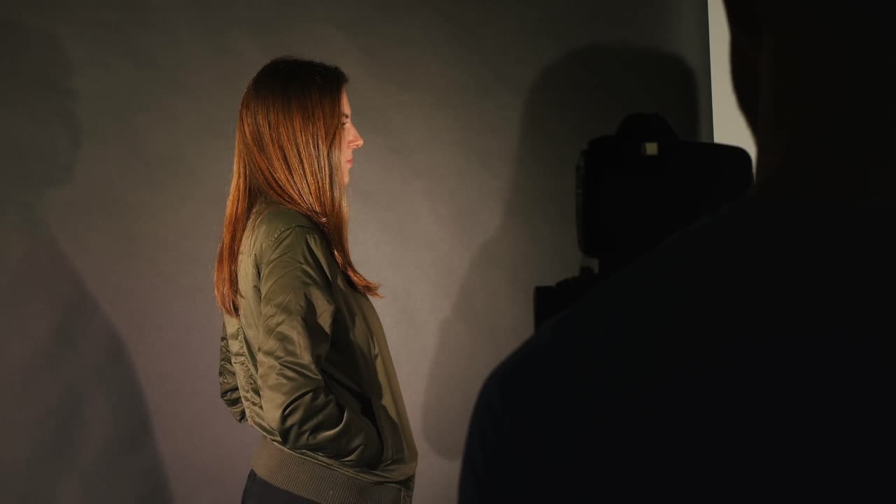 женская модель позирует для фотосессии