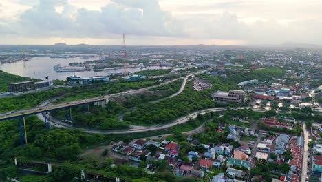 Vista-Aérea-Panorámica-De-Caminos-Sinuosos-Después-Del-Puente-Reina-Juliana-En-Willemstad,-Curazao