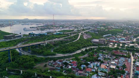 panorámica aérea de las carreteras sinuosas después del puente de la reina julianna en willemstad, curazao