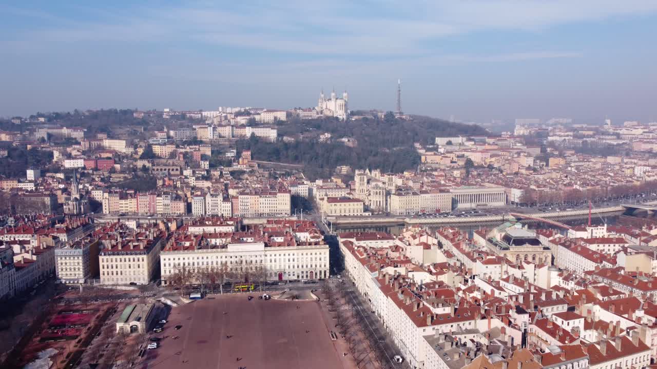 retroceso aéreo vista del paisaje urbano de lyon sobre place bellecour con rueda de la fortuna