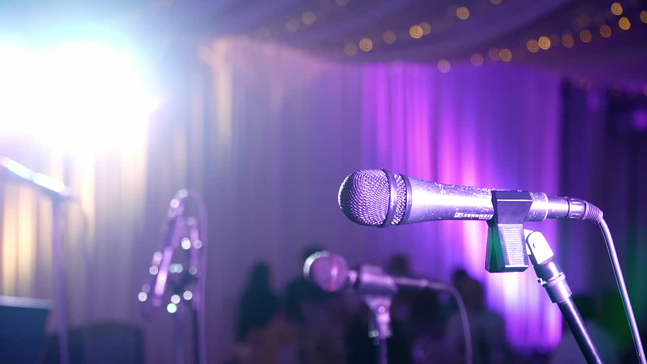 두 개의 마이크, 악기, 모두 활기찬 조명에 맞춰져 있습니다.